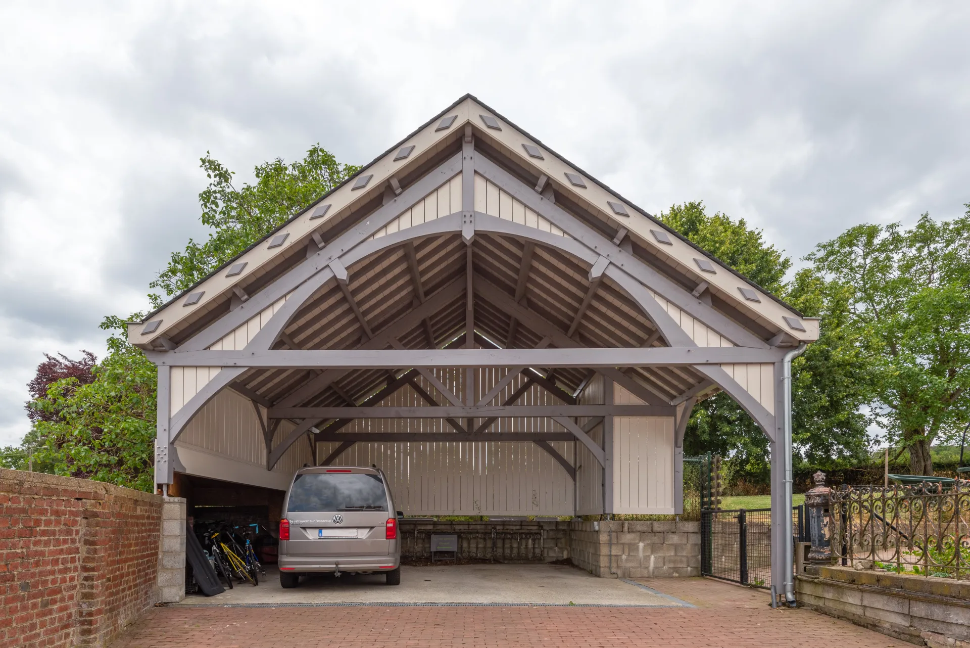 Carport 2 pans reprenant la même architecture que la maison