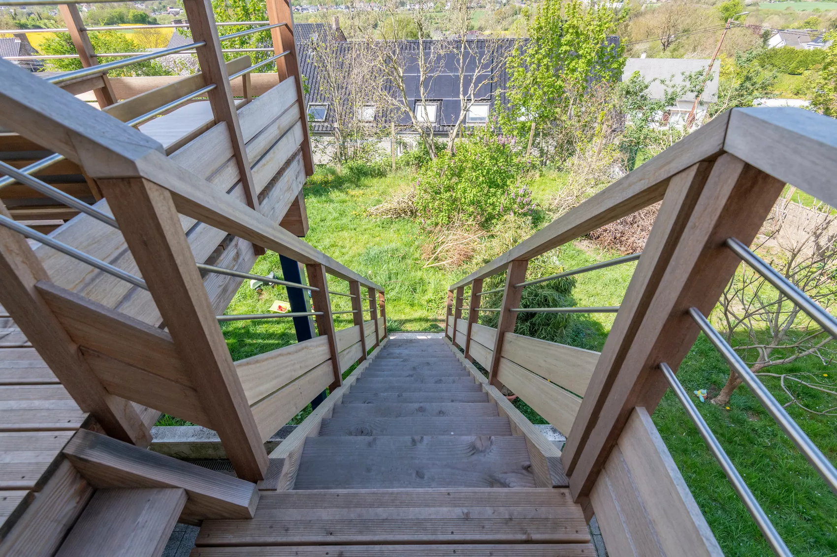 Terrasse/balcon et escalier en bois à Arsimont