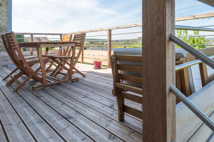Terrasse/balcon et escalier en bois à Arsimont
