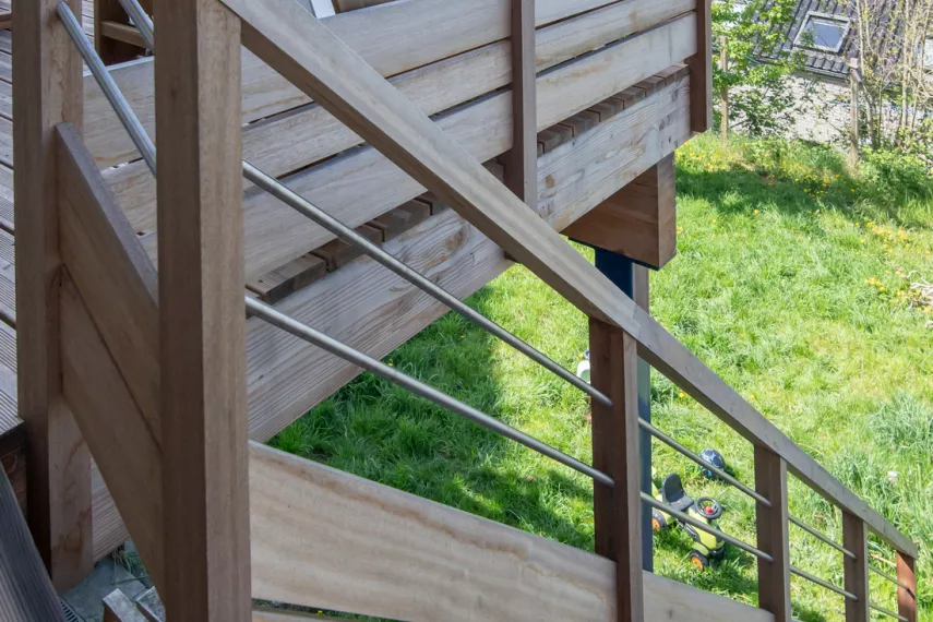 Terrasse/balcon et escalier en bois à Arsimont