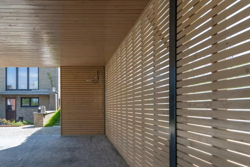 Carport à toiture plate végétalisée à Saint-Marc