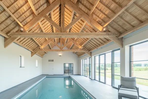 charpente-traidtionnelle-piscine-soree-bois.jpg